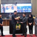 Covid-19 Melandai, Bupati Adnan Serahkan Ranperda Pencabutaan Perda Wajib Masker
