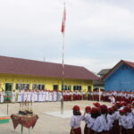 Bupati Bateng Jadi Pembina Upacara Bendera di SD Negeri 5 Simpang Katis