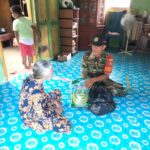 Bantu Warga, Serda Haifrizar Laksanakan Program Babinsa Masuk Dapur