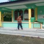 Babinsa Simpang Rusa Gotong Royong Bersama Warga Bersihkan Masjid
