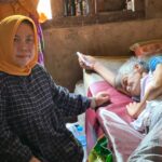 Kunjungi Warga Sakit, Radmida Dawam Berikan Bantuan