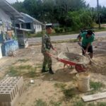 Bangun Keakraban, Babinsa Bantu Warga Binaan Pasang Pondasi Pagar Rumah