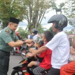 Berkah Ramadan, Dandim 0414/Belitung Bagikan Takjil Jelang Buka Puasa Kepada Para Pengguna Jalan