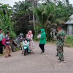 Jalin Kedekatan dengan Masyarakat, Koramil 414-05/Kelapa Kampit Bagikan Takjil Gratis Untuk Pengguna Jalan