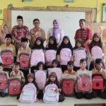 Ketua TP PKK Basel Berikan Tas Sekolah Kepada 22 Siswa Kurang Mampu
