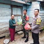 Babinsa Bersama Bhabinkamtibmas Berikan Sembako Kepada Warga Kurang Mampu