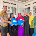 Radmida Dawam Bagi Sembako dan Jenguk Warga Sakit Bersama Bambang Pati Jaya 
