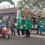 Danramil 414/Tanjungpandan Mayor Inf Subkhan Bersama Anggota dan Persit Ranting 2 Bagikan Takjil