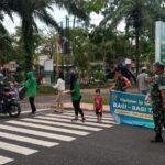 Koramil 414-02/Manggar Bagikan Takjil Gratis Menjelang Buka Puasa