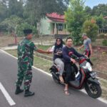 Mencari Berkah Ramadan, Koramil 06/SN Bagikan Takjil Gratis