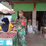 Babinsa Bantan Pantau Harga dan Stok Sembako di Pasar Tradisional Membalong