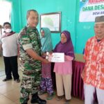 Babinsa Ikut Serahkan BLT–DD Kepada Masyarakat Bantan