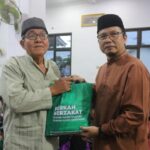 Bupati Algafri Bagikan 20 Paket Sembako Kepada Warga Kurang Mampu dan Santunan Anak Yatim