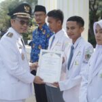 Bupati Algafry Serahkan Penghargaan Kepada ASN Hingga Pelajar yang Berprestasi