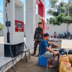 Babinsa Pantau dan Monitor Penyaluran BBM Bersubsidi Untuk Nelayan