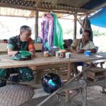 Komsos dengan Petani, Babinsa Cerucuk Berikan Motivasi