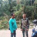 Jaga Kebersihan Lingkungan, Babinsa Pangkallalang Gotong Royong Bersama Warga Binaan