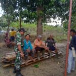 Sambut Acara Maras Taun, Babinsa Mentigi Laksanakan Gotong Royong Bersama Warga
