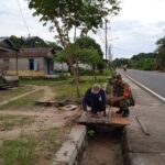 Babinsa Koramil 04/Membalong Bantu Warga Buat Jembatan Depan Rumah