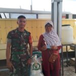 Babinsa Pangkallalang Prada Lukman Dampingi Pembagian Beras Bulog