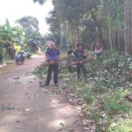 Pupuk Semangat Kebersamaan, Babinsa Laksanakan Gotong Royong dengan Warga Bentaian Jaya