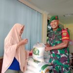 Babinsa Batu Itam Berikan Bantuan Beras dari Dinas Pertanian Kepada Masyarakat