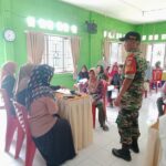 Pastikan Aman dan Tepat Sasaran, Babinsa Tanjung Kelumpang Dampingi BLT-DD