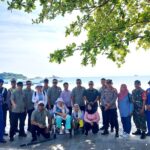 Ciptakan Rasa Aman dan Nyaman, Babinsa Keciput Monitoring Kedatangan Shinta Nuriyah A. Wahid ke Pantai Tanjung Kelayang