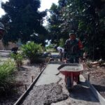 Babinsa Bersama Warga Ngecor Jalan Lorong Desa