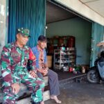 Berikan Motivasi, Babinsa Jalin Kedekatan Sembari Perbaiki Motor di Bengkel