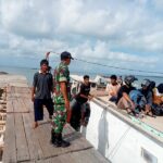 Babinsa Pantau Aktivitas Penumpang dan Muatan Kapal di Pelabuhan Teluk Gembira
