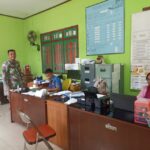 Jaga Hubungan Baik, Babinsa Komsos di Kantor Desa Kembiri