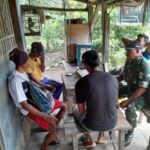 Babinsa Membalong Komsos dengan Warga di Desa Binaan