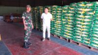Babinsa Kampong Damai Cek Stok Beras di Gudang Bulog Tanjung Pandan