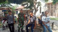 Babinsa Komsos di Wilayah Binaanya Bersama Warga Tentang Kamtibnas 