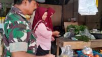Babinsa Koramil 414-04/Membalong Pantau Harga di Pasar Membalong