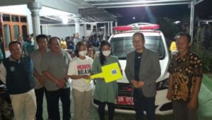 Algafry Serahkan Mobil Ambulans di Desa Trubus