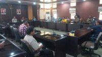Sindir DPRD Babel, Almaster Lakukan Parodi Rapat Paripurna