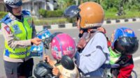 Polwan Bagikan Stiker dan Brosur Keselamatan Berlalu Lintas