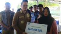 Algafry Serahkan JKM dan Bantuan BPJS Ketenagakerjaan Kepada Nelayan