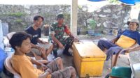 Jalin Kebersamaan dengan Warga, Babinsa Gelar Komsos di Wilayah Desa Binaan