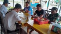 Babinsa Komsos dengan Warga Binaan di Desa Mentigi