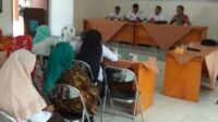 Babinsa Dampingi Penyaluran BLT-DD Pada Warga Desa Gunung Riting
