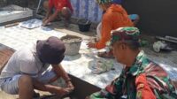 Babinsa Bantan dan Warga Bangun Tempat Wudhu di Masjid Al- Hidayah
