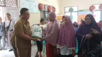 117 KK di Kelurahan Taman Bunga Terima Bantuan Beras Cadangan Pangan