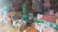 Babinsa Pembaharuan Pantau Harga Sembako di Pasar Tradisional Kelapa Kampit