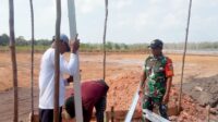 Babinsa Bantu Warga Bangun Pondasi Rumah