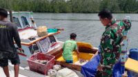 Komsos dengan Nelayan, Babinsa Mayang Himbau Jaga Kelestarian Laut