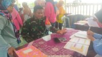 Babinsa Pembaharuan Dampingi POPM Filariasis Kepada Masyarakat