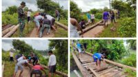 Babinsa Air Saga Bersama Warga Gotong Royong Bangun Jembatan 